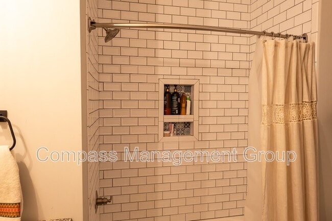 Building Photo - 933 E Churchwell Ave