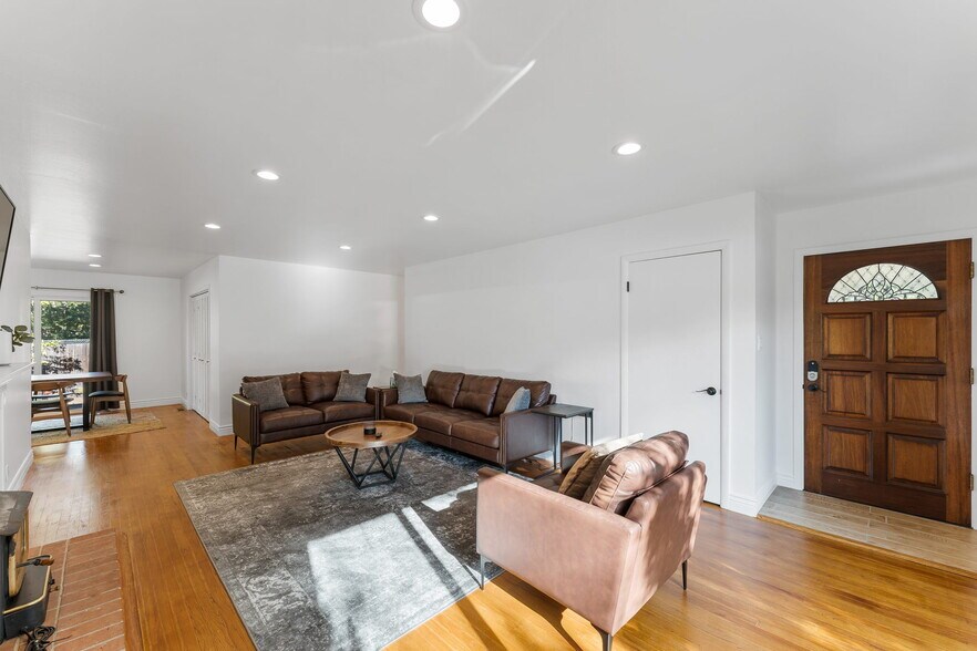Building Photo - 200 Los Ranchitos Rd