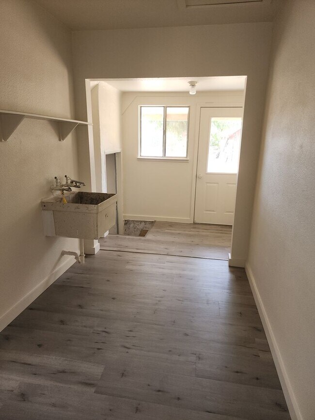 Building Photo - Country Home Between Empire and Waterford-  3 Bedroom 1 Bathroom With Central Heat And Air