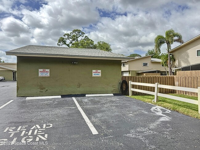 Building Photo - 516 S Plumosa St