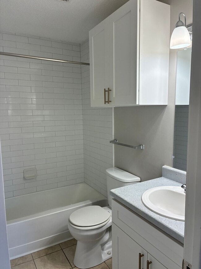 Building Photo - 2 bedroom 2 bath Duplex