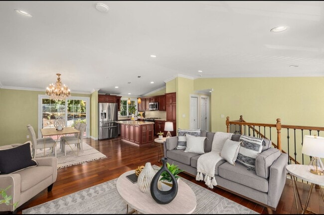 Building Photo - Luxurious home with tasteful updates throu...
