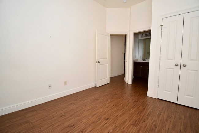 Building Photo - Hidden Oaks Apartments