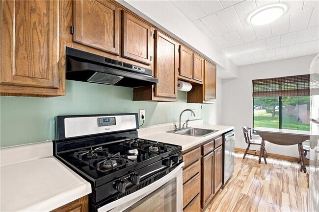 Building Photo - 533 Forest Green Dr
