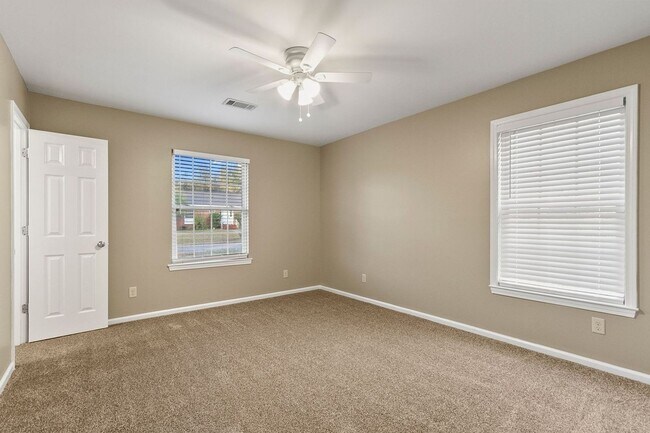 Building Photo - Spacious 3 Bedroom 3 Bath Available Now! Tour and Secure your Home today!