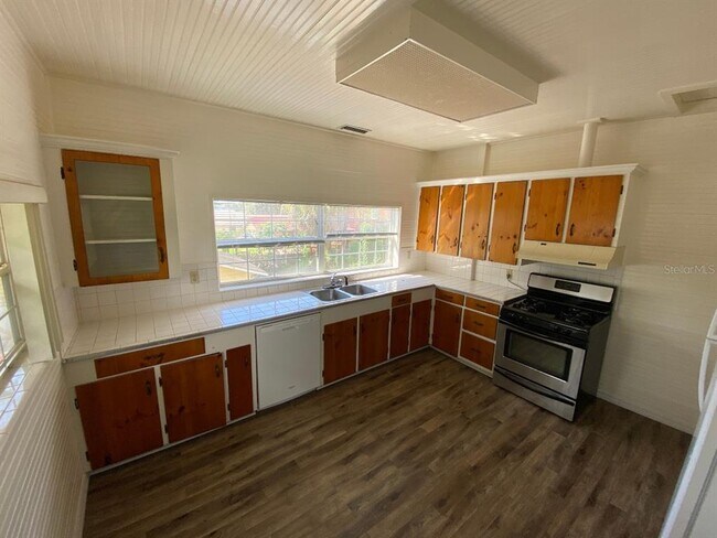 Building Photo - 902 S Grove St