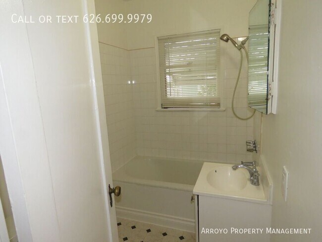 Building Photo - 207 1/2 S Primrose Ave.-