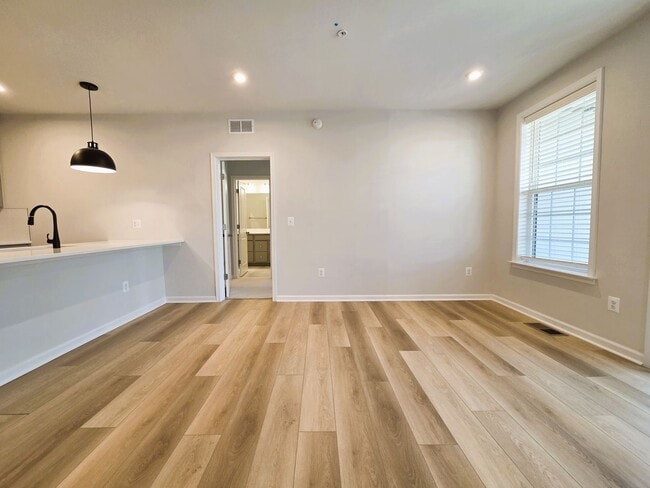 Building Photo - Newer ground level condo in Coalfield Station located in highly desireable Midlothian.