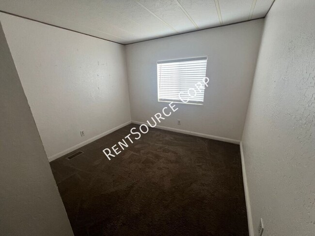 Building Photo - 3 Bedrom Mobile Home For Rent in Rosamond