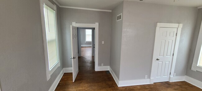 Building Photo - 2321 Ashland Ave