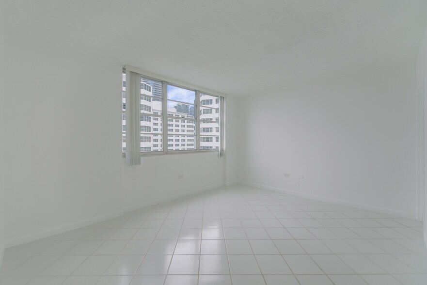 Building Photo - 801 Brickell Bay Dr