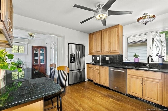 Building Photo - 2 Horseshoe Dr