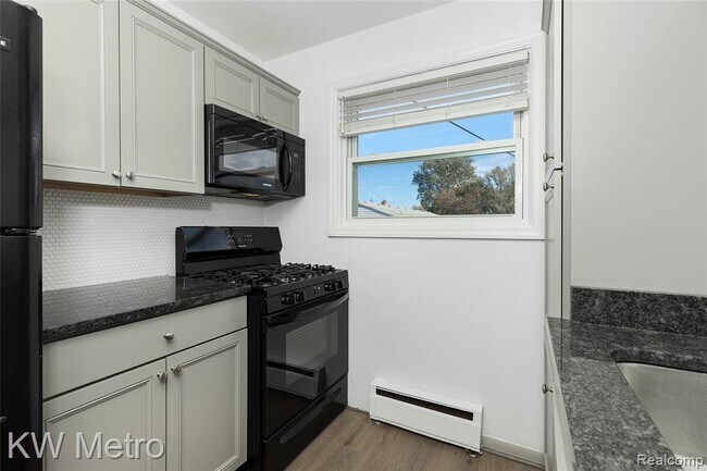 Building Photo - 3220 Shenandoah Dr