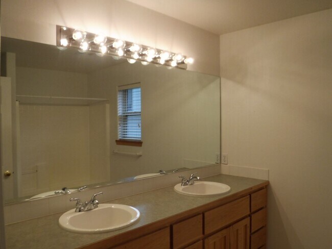 Building Photo - 2 Bed/2 Bath Apartment Located Near OSU/COCC Campus - Attached Garage