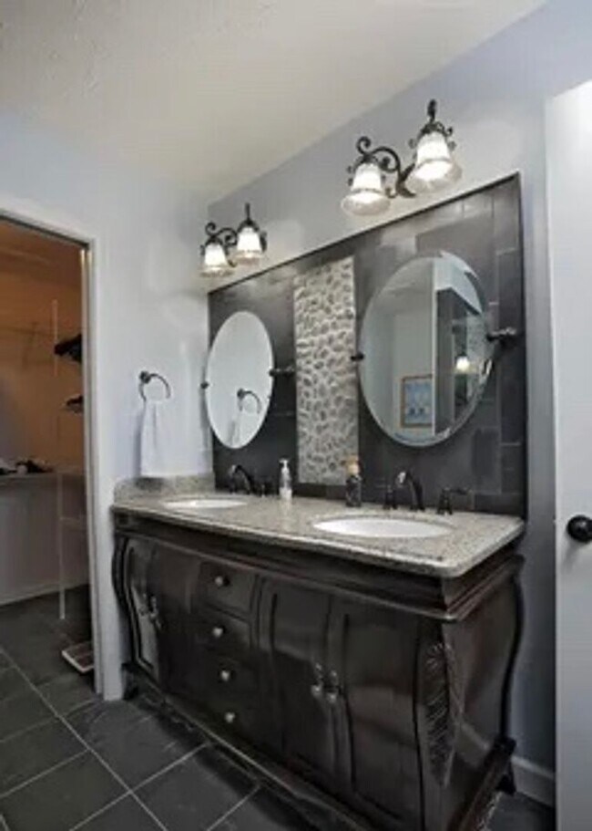 Building Photo - 4701 Shenandoah Dr