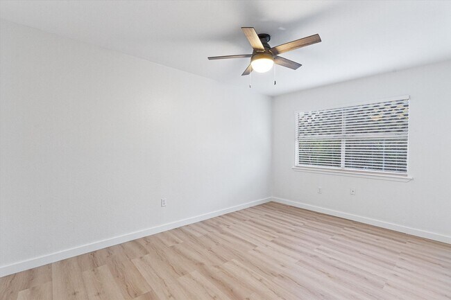 Building Photo - Newly Renovated 2/1 Apartment in East Austin