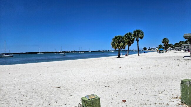 Building Photo - 1150 Bayshore Dr