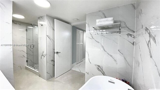 Building Photo - 1717 N Bayshore Dr