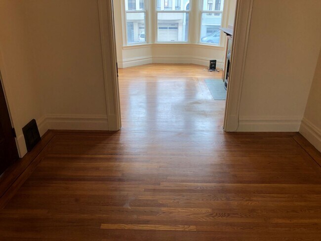 Building Photo - Classic spacious San Francisco Flat in popular Inner Sunset District w/garage parking! OPEN HOUSE...