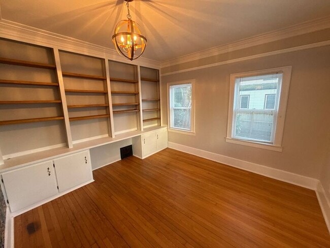 Building Photo - 1615 D St NE