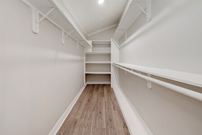 Building Photo - 5831 Annunciation St