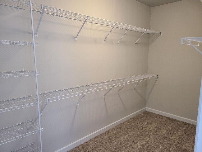 Building Photo - Beautiful 3 bedroom, 2.5 bath townhome - H...