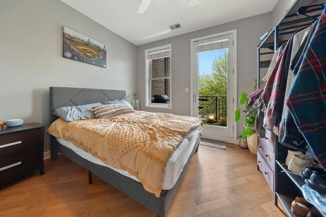 Building Photo - Stunning 2 Bed 2 Bath in the Ukrainian Village area