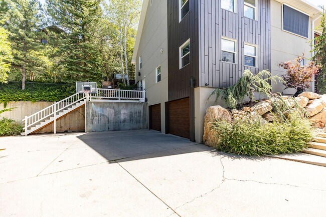 Building Photo - Stunning 5-Bedroom Modern Home with Panora...