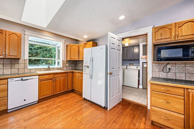 Building Photo - 4+ Bedroom Home - Surrounded by Nature, ne...