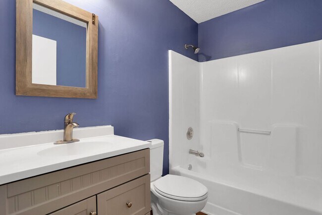 Building Photo - 3 Bed 2 Bath In Richmond Hill