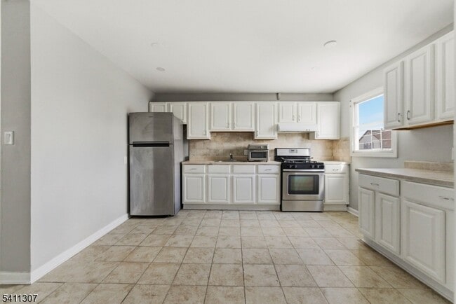 Building Photo - 467 Summer Ave