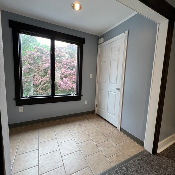 Entry/eating area - 40-2 Oak St