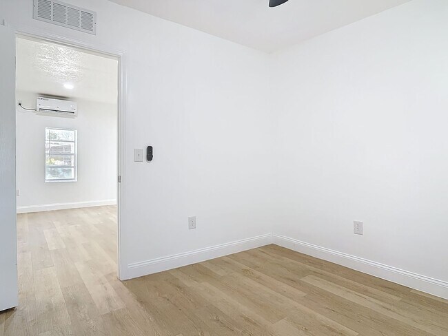 Building Photo - 2 bed/1.5 bath Single-Family Home on Large Lot in Sanford!