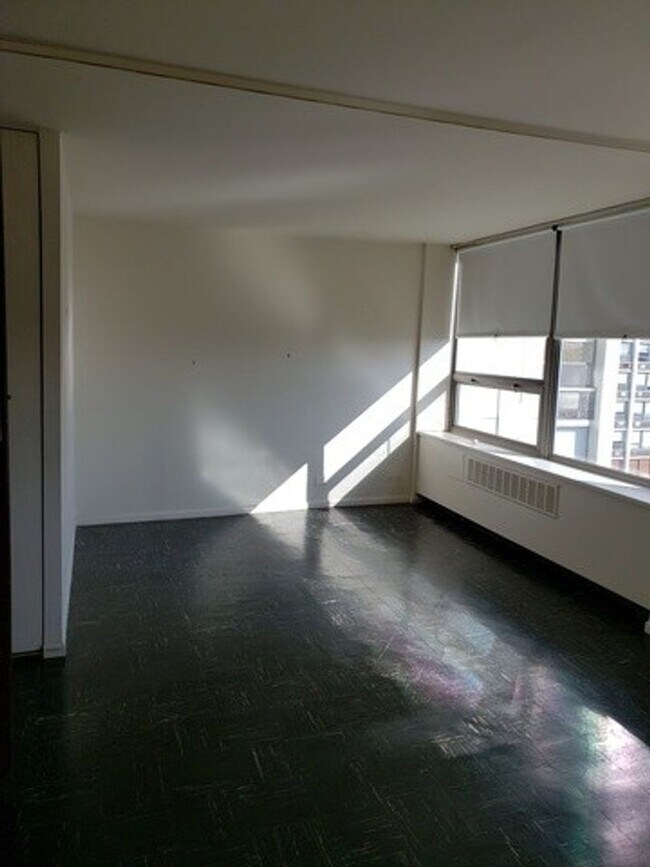 Building Photo - Studio in Gold Coast