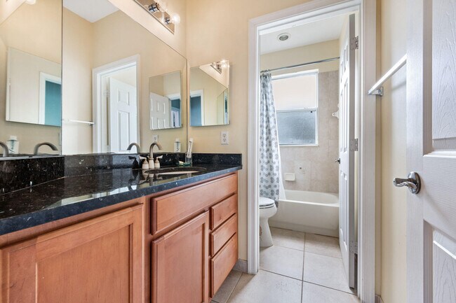 Building Photo - 658 Cresta Cir
