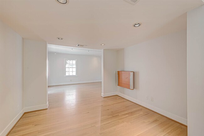 Building Photo - 2346 Dunstan Rd