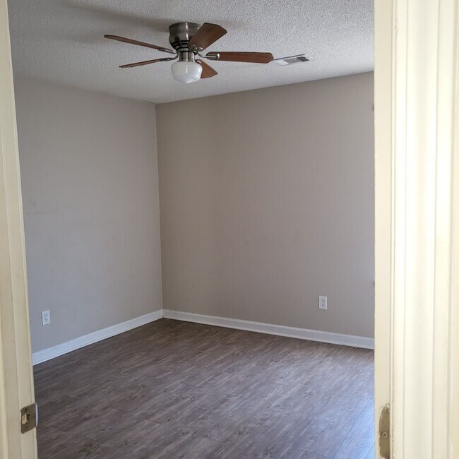 Building Photo - 707 Macey St