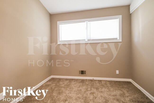 Building Photo - 2305 NE 61st St