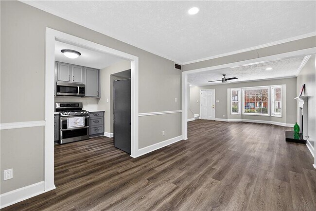 Building Photo - 679 Anderson Walk