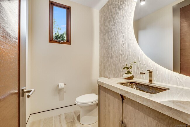 Building Photo - 8070 La Jolla Scenic Dr N