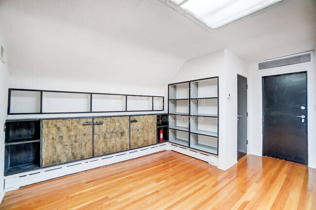 Building Photo - 2881 Observatory Ave