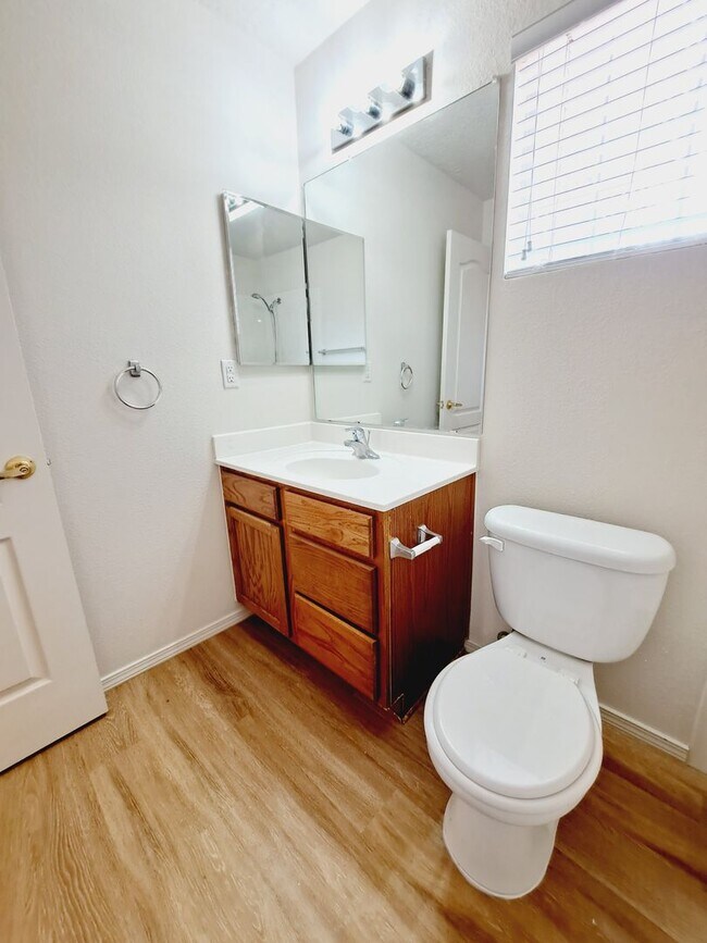 Building Photo - 4 bed home available in Huning Ranch!
