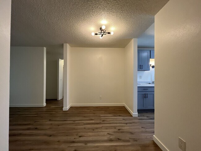 Building Photo - Spacious Corner Apartment with Three Bedrooms, Open Living Space & Modern Kitchen