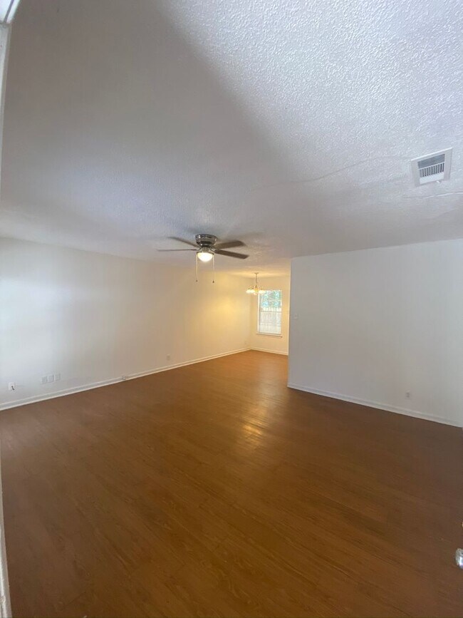 Building Photo - 3402 S Oak Dr