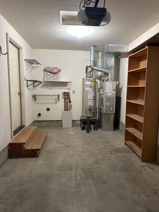 Building Photo - Charming 2 Bedroom Townhome