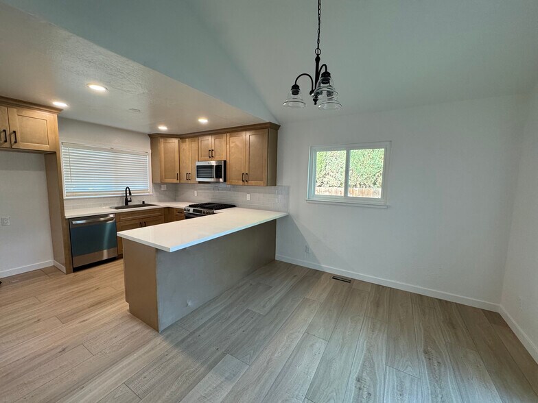 Building Photo - 2204 Lausett Ave