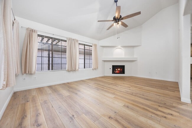 Building Photo - Beautiful Home in the Vineyards!