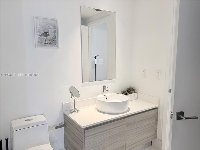 Building Photo - 121 NE 34th St