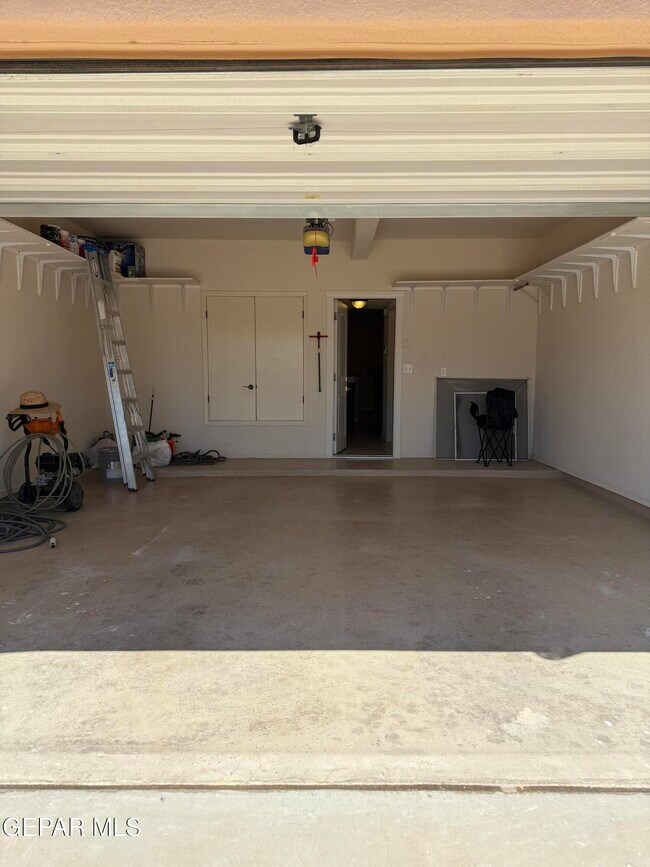 Building Photo - 3737 Tierra Campa Dr