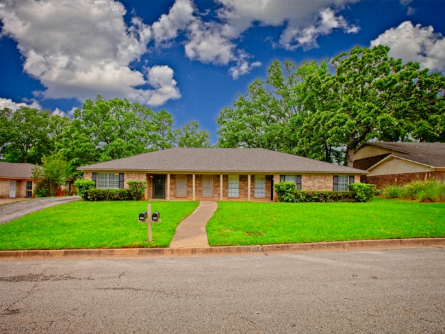 Building Photo - 2202 Aberdeen Dr